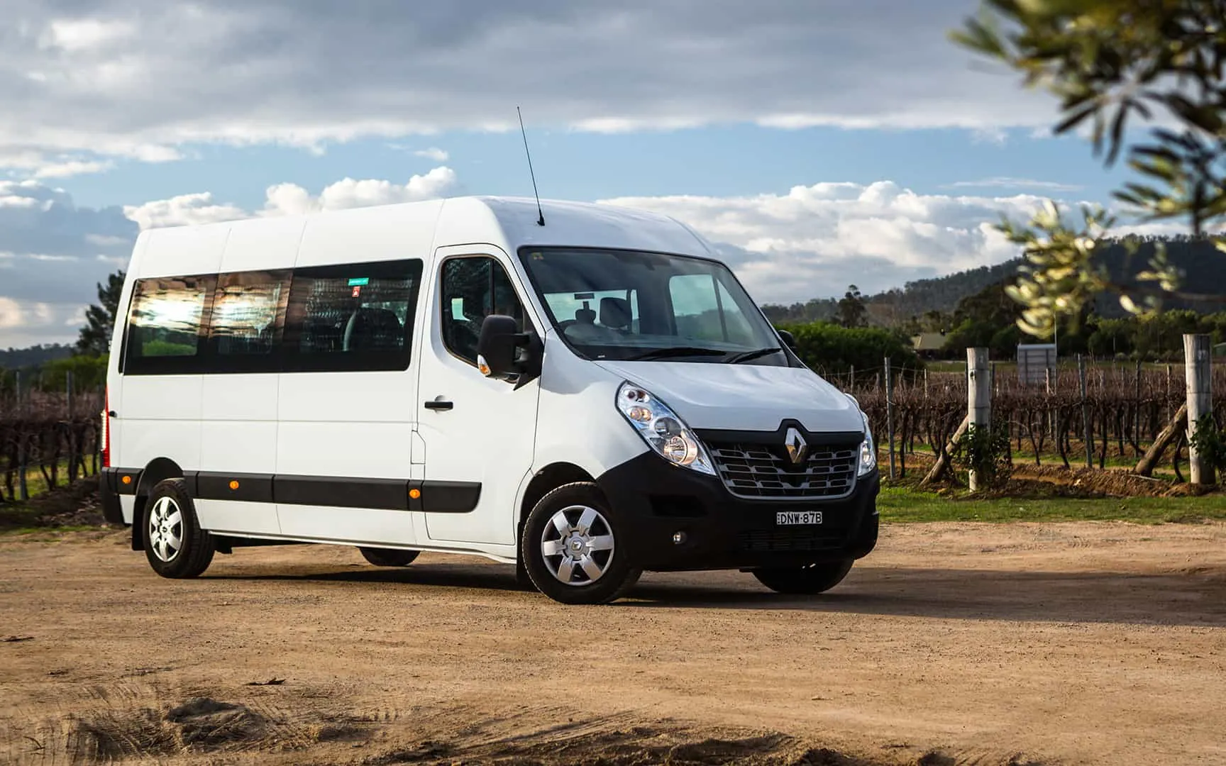 Minibús Renault Master de M&M Transportes y Servicios